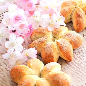 ビゴの店 銀座店で展開中の「桜Breads」より桜あんのフランスパンをご紹介いただきました。